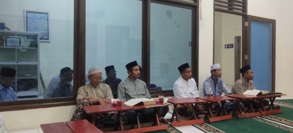 Para Hadirin Khusyuk mendengarkan materi 