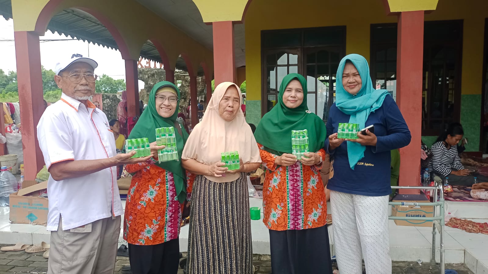 Penyerahan Obat obatan di Posko Masjid Eks Pabrik Dupantex Tirto