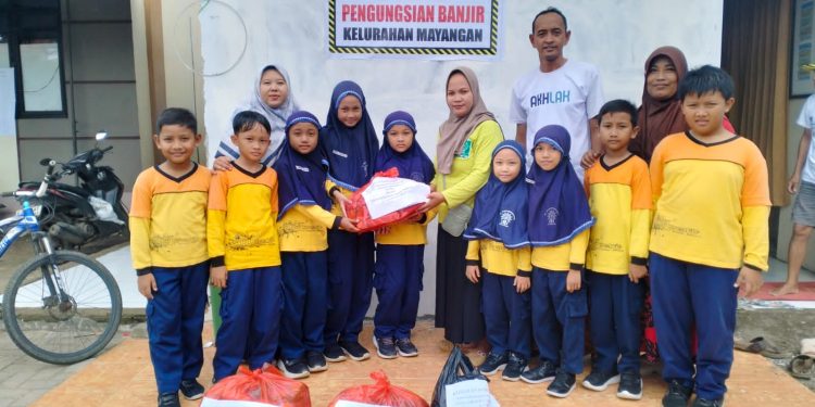 Tanamkan Empati Sejak Dini, Siswa Kelas 3 MIM Kauman Berbagi kepada Korban Banjir