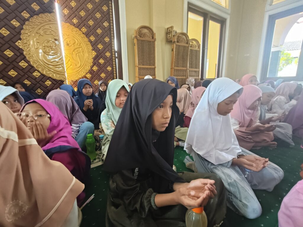 Siswa mengikuti Pengajina Maulid Nabi