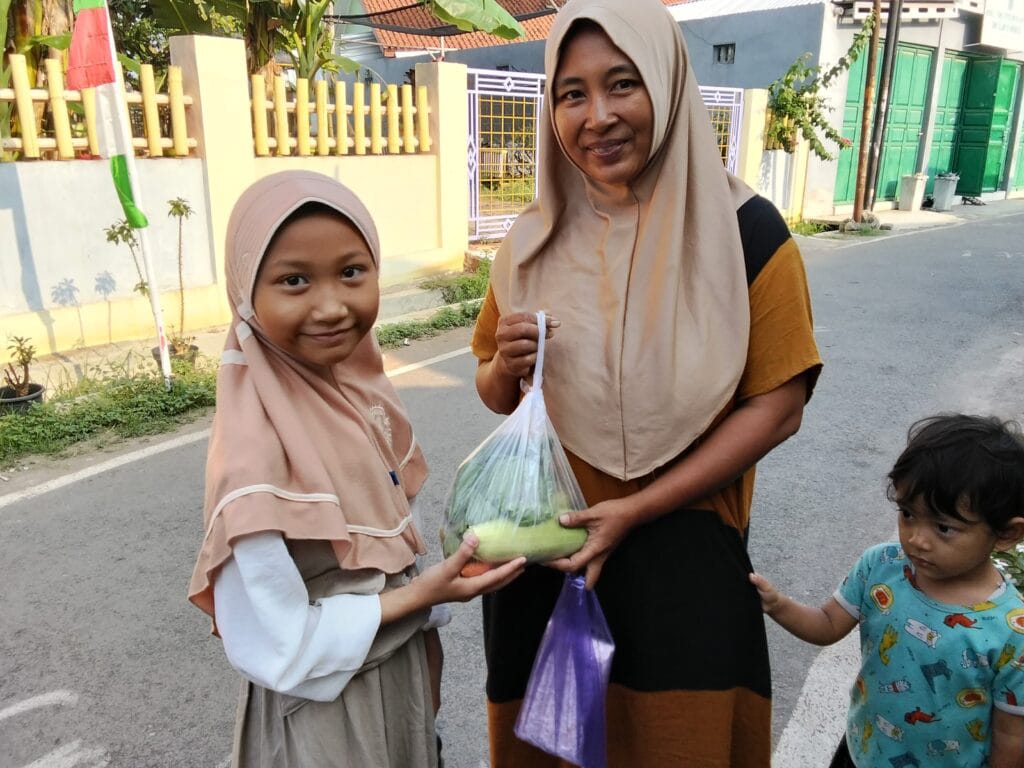 Siswa MIM Kauman membagikan paket sayuran dalam kegiatan Maulid Nabi