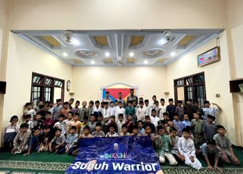 Peserta didik putra mengikuti Subuh Warrior MIM Kauman bersama guru