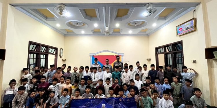 Peserta didik putra mengikuti Subuh Warrior MIM Kauman bersama guru