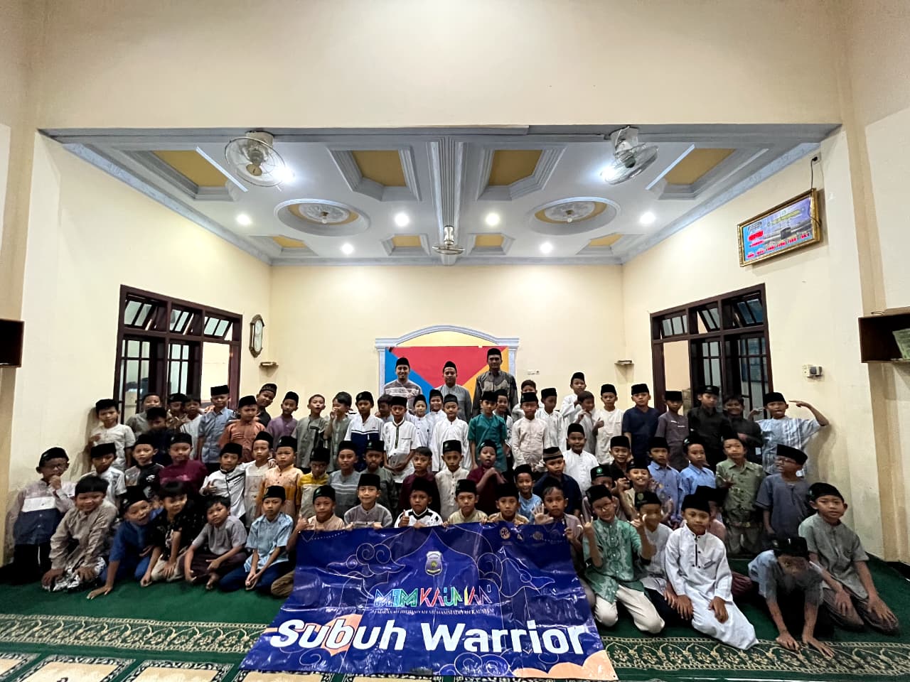 Peserta didik putra mengikuti Subuh Warrior MIM Kauman bersama guru