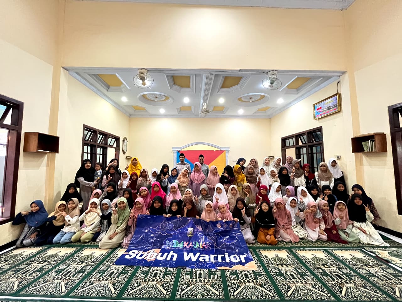 Peserta didik putri mengikuti kegiatan Subuh Warrior MIM Kauman
