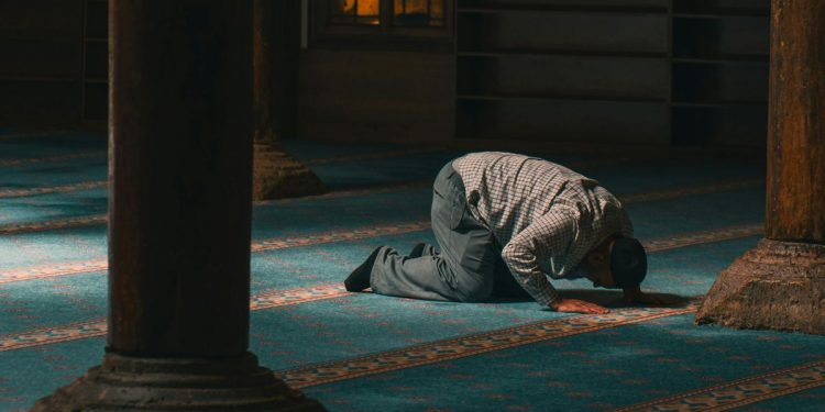 Khutbah Jum’at: Shalat Juga Memberi, Jangan Bakhil