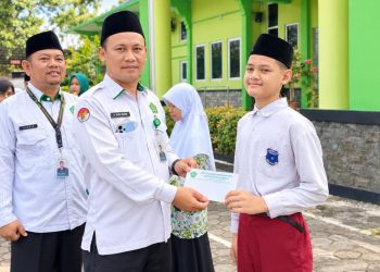 Ghozian Fatihul Haq menerima penghargaan prestasi di Kantor Kementerian Agama Kabupaten Pekalongan