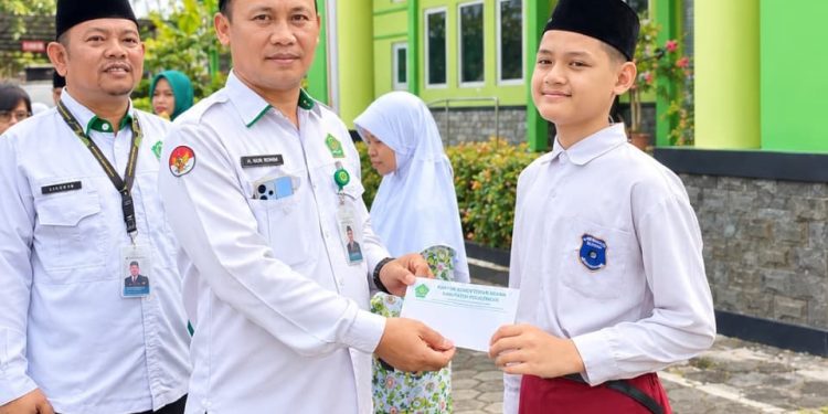 Ghozian Fatihul Haq menerima penghargaan prestasi di Kantor Kementerian Agama Kabupaten Pekalongan