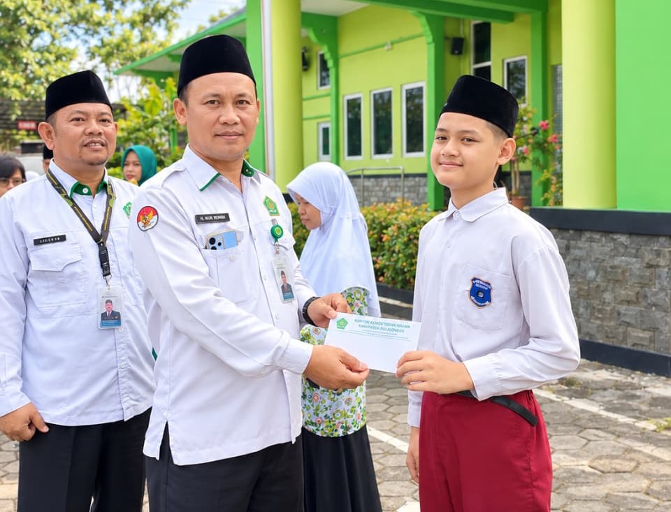 Ghozian Fatihul Haq menerima penghargaan prestasi di Kantor Kementerian Agama Kabupaten Pekalongan