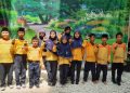Duta Literasi MIM Kauman berfoto bersama dalam kunjungan perpustakaan