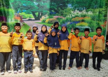 Duta Literasi MIM Kauman berfoto bersama dalam kunjungan perpustakaan