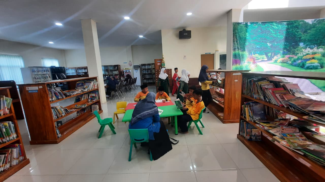 Duta Literasi MIM Kauman mengeksplorasi koleksi buku di perpustakaan