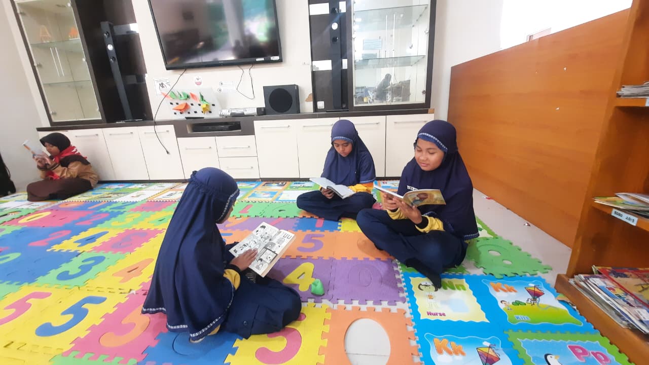 Duta Literasi MIM Kauman mengeksplorasi koleksi buku di perpustakaan