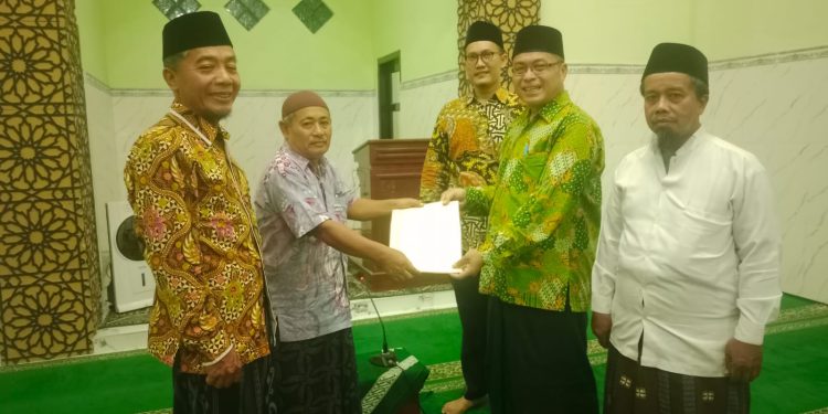 Perkuat Tata Kelola Wakaf, PCM Wiradesa Serahkan Sertifikat Wakaf Pelebaran Masjid Al Muttaqin Kepatihan kepada PRM Kepatihan 1